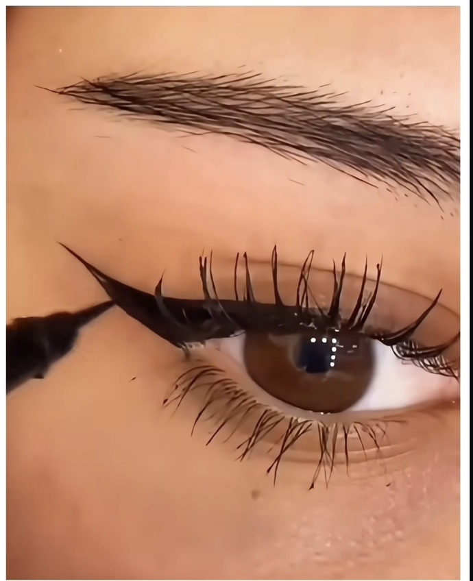 Kızlar eyeliner çekebiliyor musunuz?