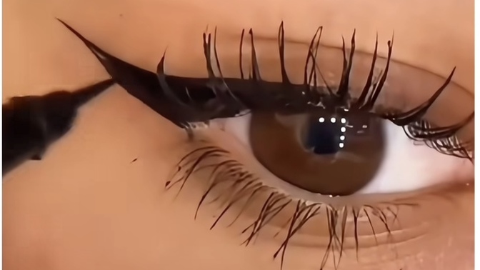 Kızlar eyeliner çekebiliyor musunuz?