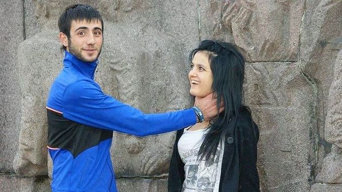 Sevgilisiyle mutlu olan neden bunu günde üç kere story atmak zorunda hisseder?
