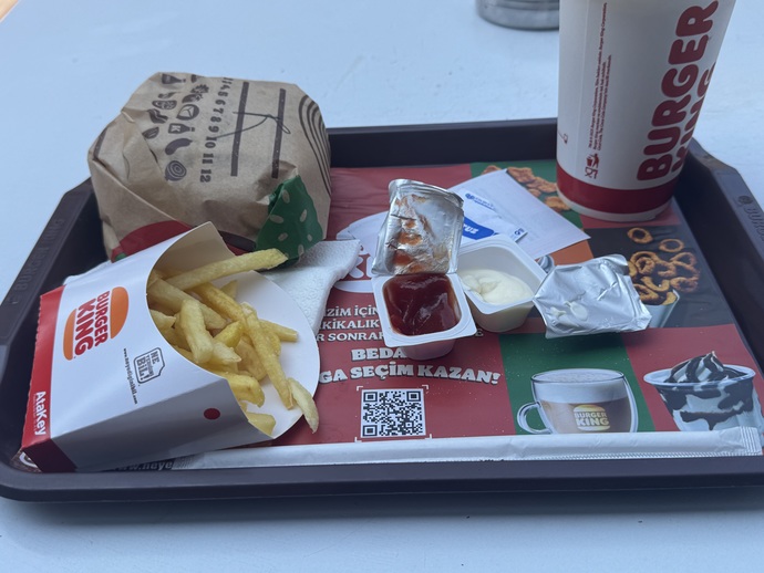İlk önce patatesi mi yersin yoksa hamburgeri mi?