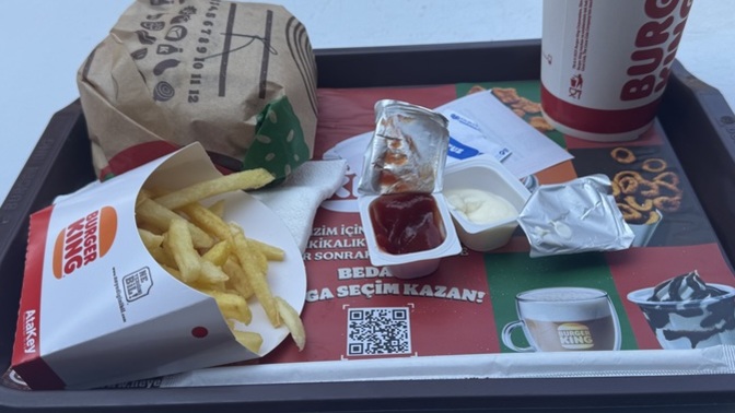 İlk önce patatesi mi yersin yoksa hamburgeri mi?