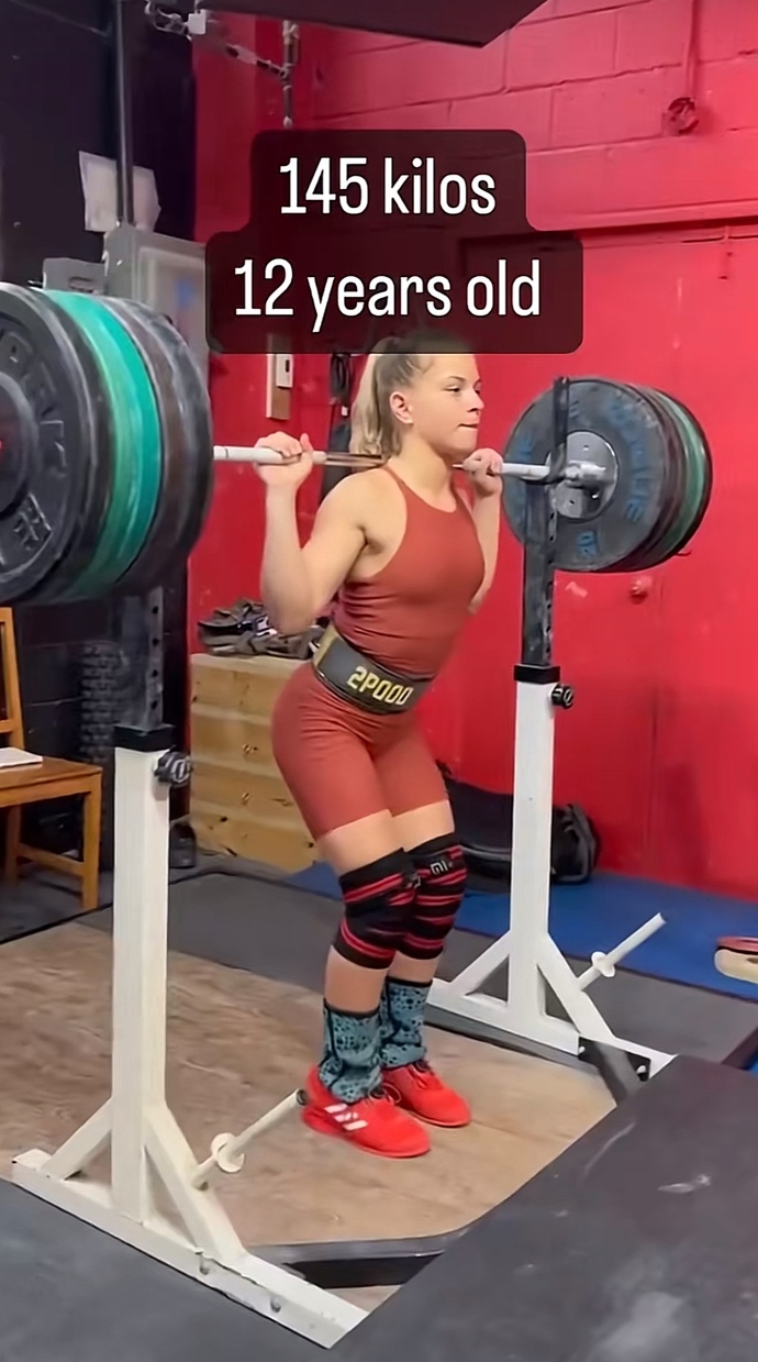12 yaşındaki sporcu kız 145 kilo kaldırıyor erkekler utanırmı be?
