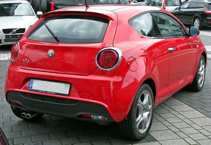 Bı araba var ve hatchback arka farları yuvarlak hatta biraz lüks gibi o arabanın markası ne biliyomusunuz arkadaşlar?