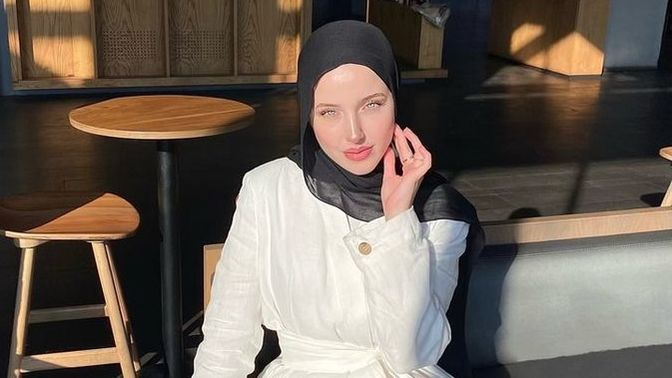 Bir kadına bu kadar beyaz olmak yakışır mı?