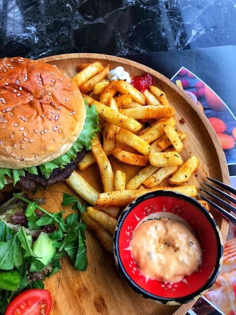 Hamburger ve patatesin ilk önce hangisini yiyorsunuz?
