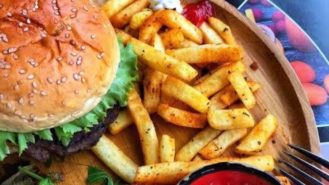 Hamburger ve patatesin ilk önce hangisini yiyorsunuz?