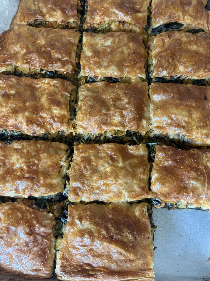 Ispanaklı, peynirli börek sever misin? Yanına içecek ne alırsın?
