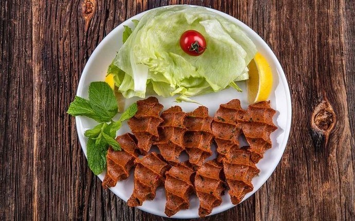 Çiğ köfte mi yoksa mercimek köfte mi seversin?