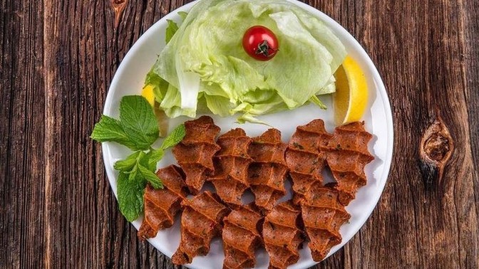 Çiğ köfte mi yoksa mercimek köfte mi seversin?