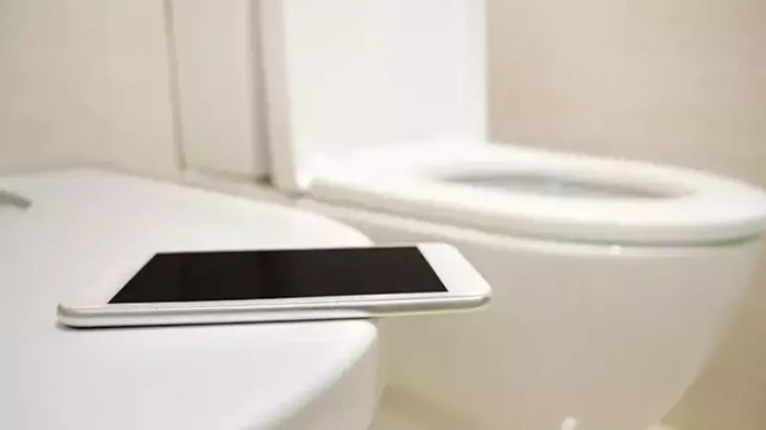 Tovalete telefonla giren ben miyim acaba?