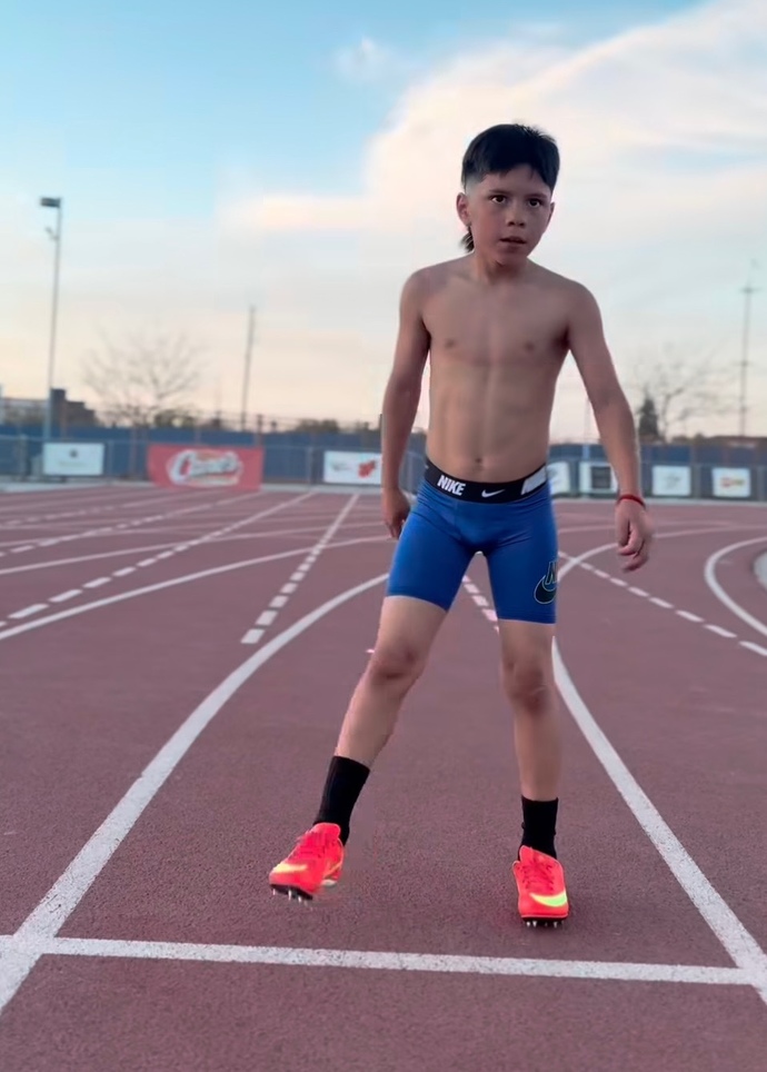 Bu kaslı sporcu cocuk yetiskin kadınlardan güclü müdür yetiskin bir kadın onu dövebilir mi yoksa o mu avantajlı?