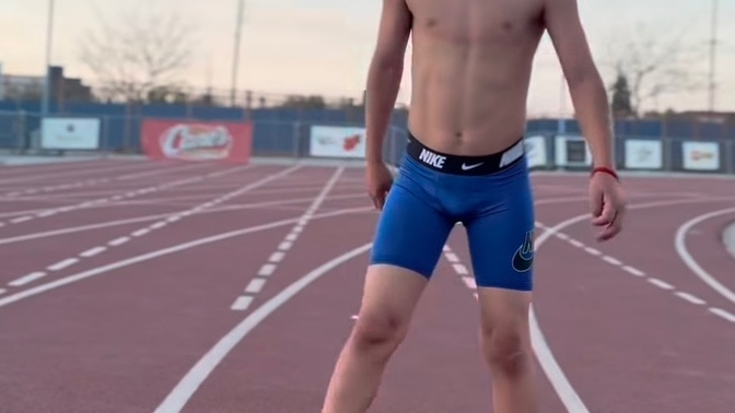 Bu kaslı sporcu cocuk yetiskin kadınlardan güclü müdür yetiskin bir kadın onu dövebilir mi yoksa o mu avantajlı?