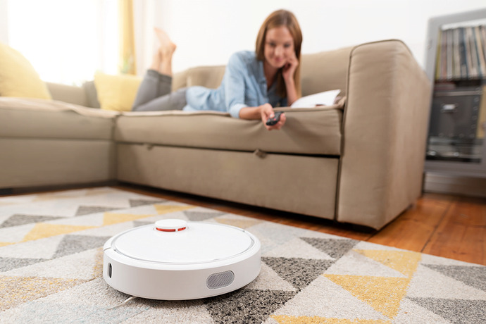 Robot süpürgeyle aynı anda evi süpürmeye başladım, sonra fark ettim onu izliyorum… Ben mi boşum, o mu çok yetenekli?