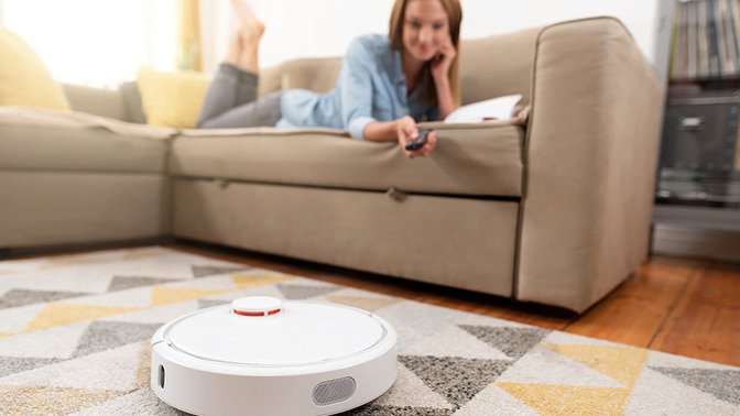 Robot süpürgeyle aynı anda evi süpürmeye başladım, sonra fark ettim onu izliyorum… Ben mi boşum, o mu çok yetenekli?