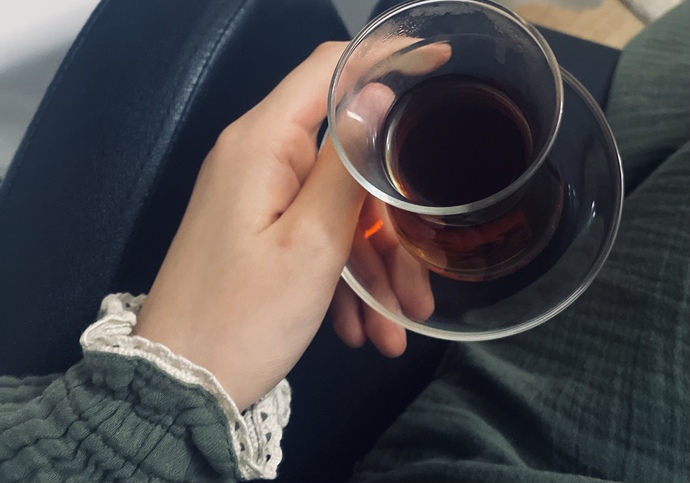 Tek elle çay tutmak sizcede çok stresli değil mi?