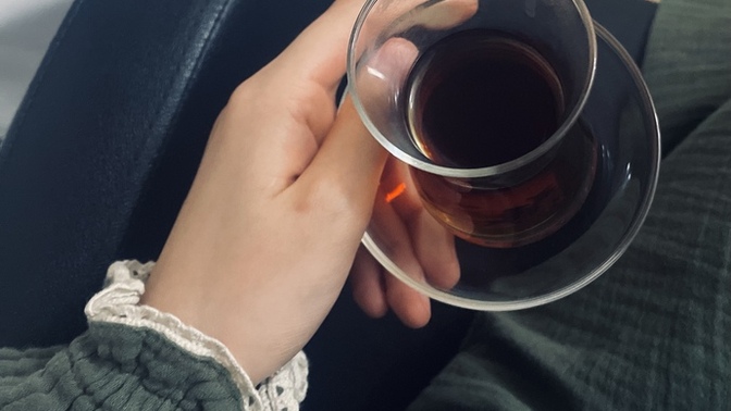Tek elle çay tutmak sizcede çok stresli değil mi?