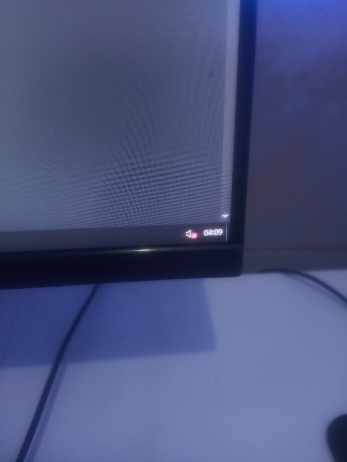 ACİL PCDEN ANLAYAN BİRİ var mı  PC mikrofonlu kulaklığı görmüyor?