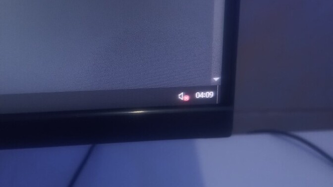 ACİL PCDEN ANLAYAN BİRİ var mı  PC mikrofonlu kulaklığı görmüyor?