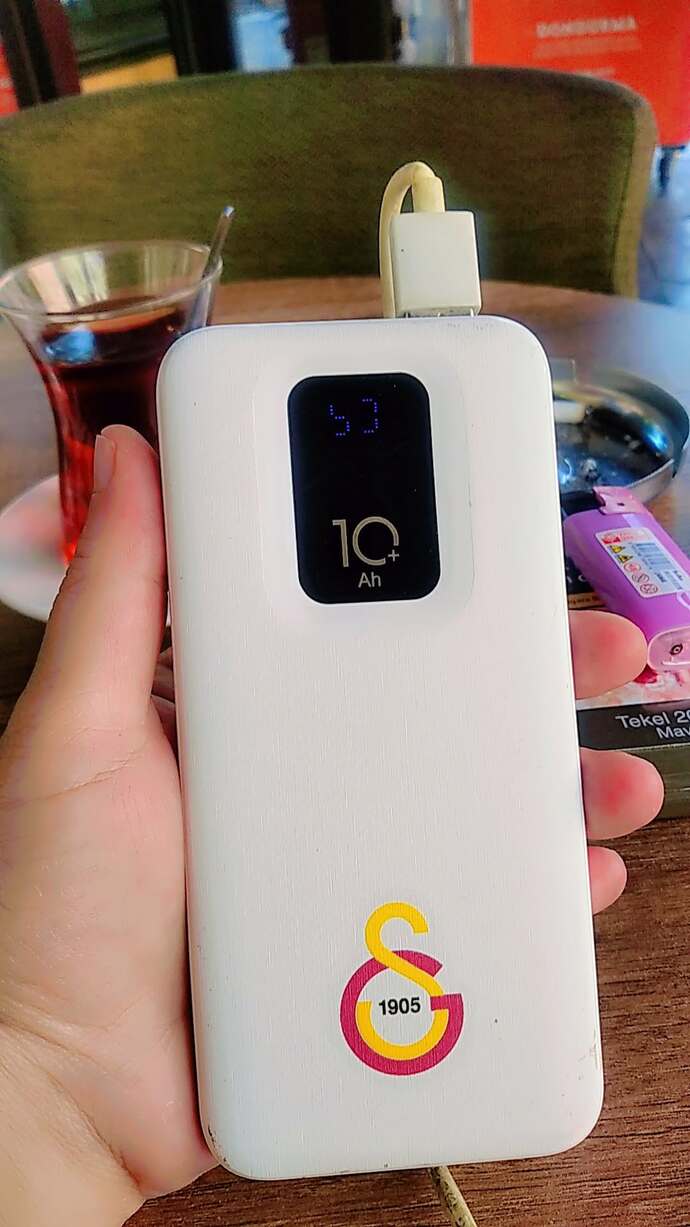 Galatasaray amblemli dijital göstergeli power bank ım nasıl ama ❤️💛 ?