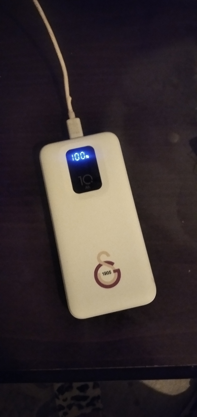 Galatasaray amblemli dijital göstergeli power bank ım nasıl ama ❤️💛 ?