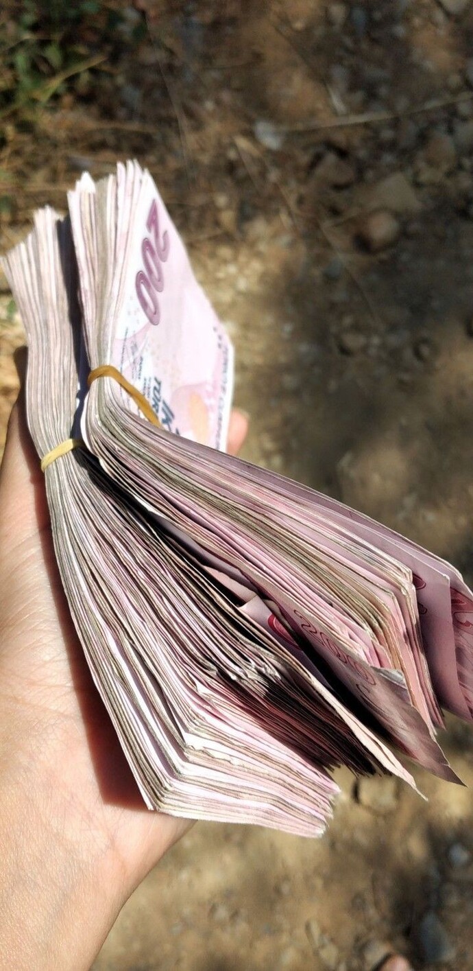 Yerde bulduğunuz parayı alır mısınız?