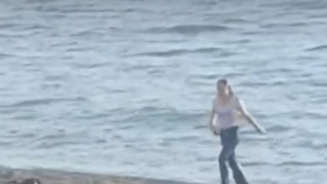 Bir insan gündelik kıyafetleriyle denize girebilir mi? Ya da kendine niçin yapar böyle bir eziyeti ya da davranışı?