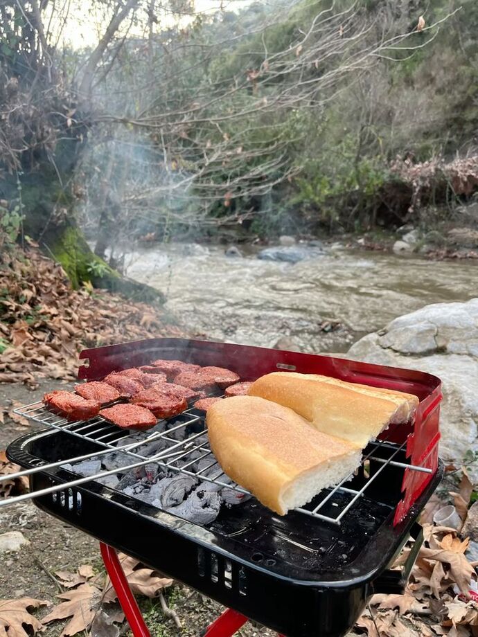 Mangalda tercihin hangisi: Köfte ekmek mi, sucuk ekmek mi?