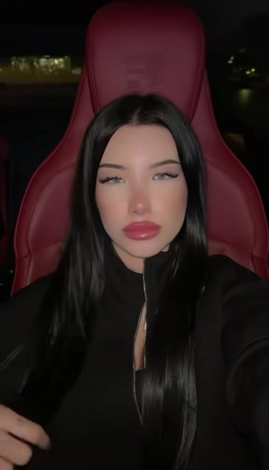 Bu kızlar sosyal medyada bu kadar güzel neden bulunuyor?