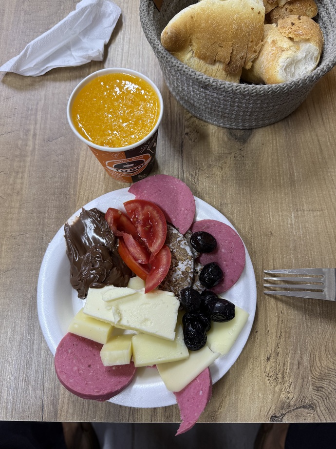 Günaydın. Bu kahvaltı 80 TL sizce az değil mi?