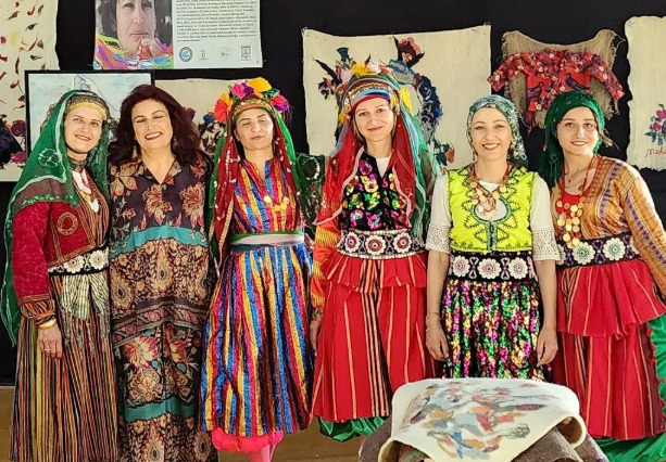 Sizce kültürümüzü yansıtan geleneksel kıyafetler hâlâ günlük hayatta kullanılmalı mı?