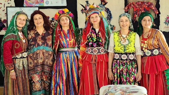 Sizce kültürümüzü yansıtan geleneksel kıyafetler hâlâ günlük hayatta kullanılmalı mı?