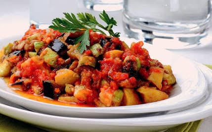 Türlü ve Şakşuka sizin için aynı mıdır? Hangisine meze diyorsunuz hangisine yemek?
