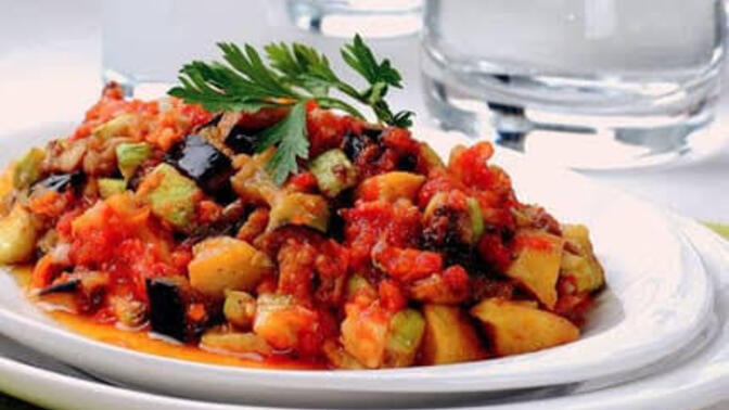 Türlü ve Şakşuka sizin için aynı mıdır? Hangisine meze diyorsunuz hangisine yemek?
