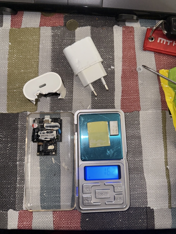 Orjinal diye aldığım şarj cihazı içerisinden 16.2 gramlık ağırlık çıktı?