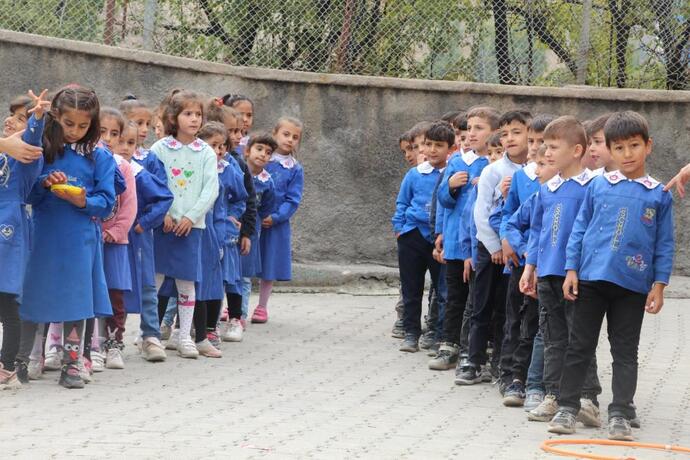 Serbest kıyafetin yerine tekrar forma, önlük uygulaması başlıyor! Sizce iyi mi oluyor?