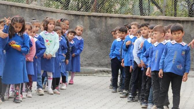 Serbest kıyafetin yerine tekrar forma, önlük uygulaması başlıyor! Sizce iyi mi oluyor?