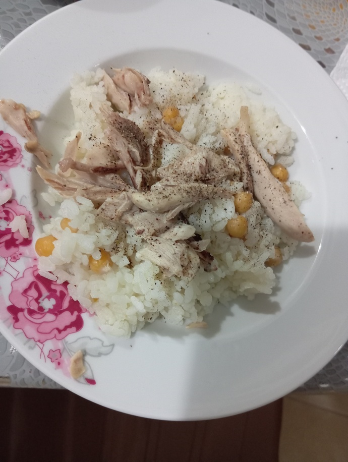 Tavuklu pilavı salçalımı salçasız mı seversiniz?