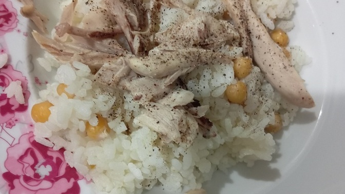 Tavuklu pilavı salçalımı salçasız mı seversiniz?
