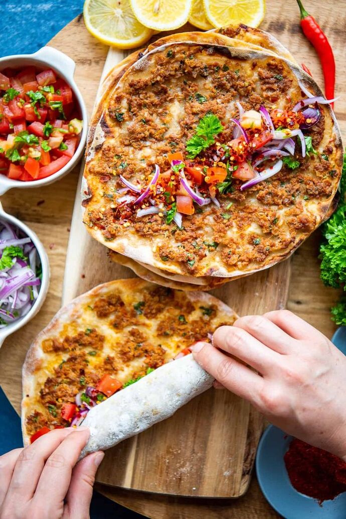 Lahmacun sarılır mı, yoksa katlanır mı yenir?