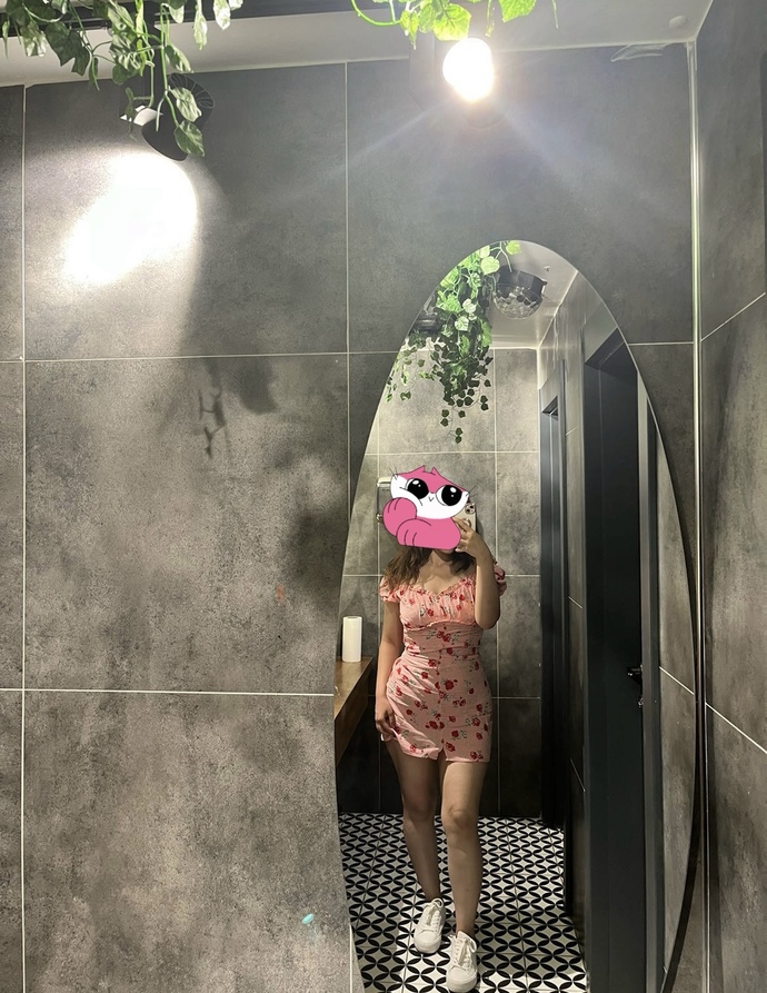 Arkadaşlar pembe elbise mi yoksa beyaz elbisemi yakışmış?