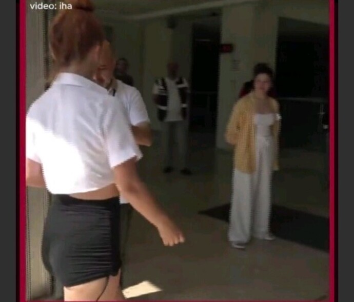 Sizce bu kıyafeti giymek teşhircilik midir?