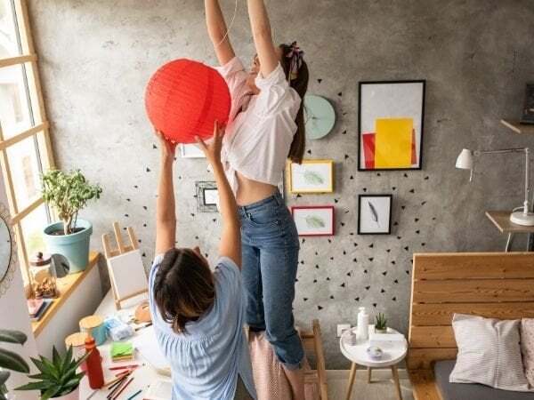 Salonun havasını bir anda değiştiren o küçük detay sence ne?