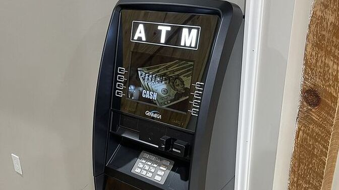 ATM'de şifresi girilmiş, unutulan bir kart görseniz ne yaparsınız?