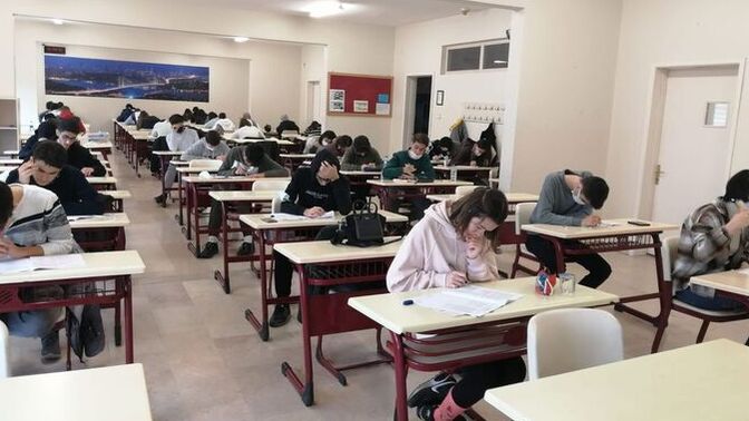 YKS'nin ikinci oturumu AYT bugün yapıldı. Kimler sınava girdi, sınav geçti?