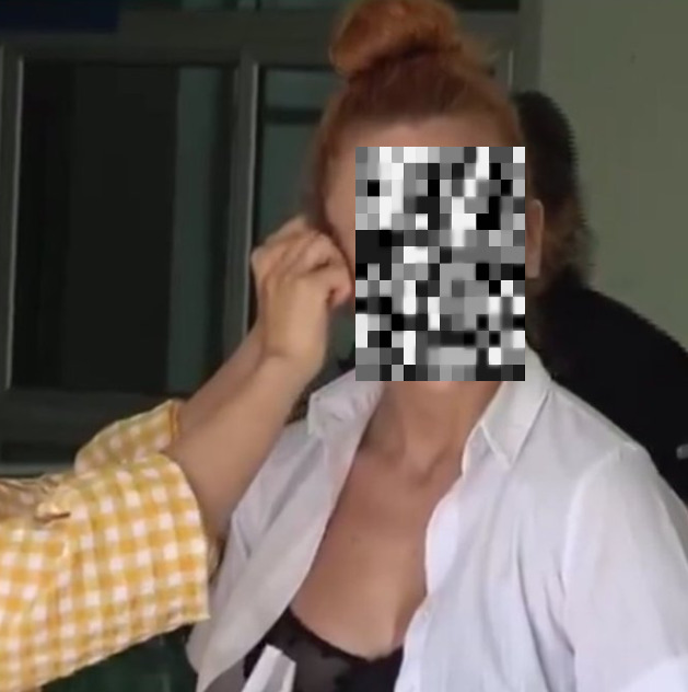 Küpeleri yüzünden sınava alınmayan kız?