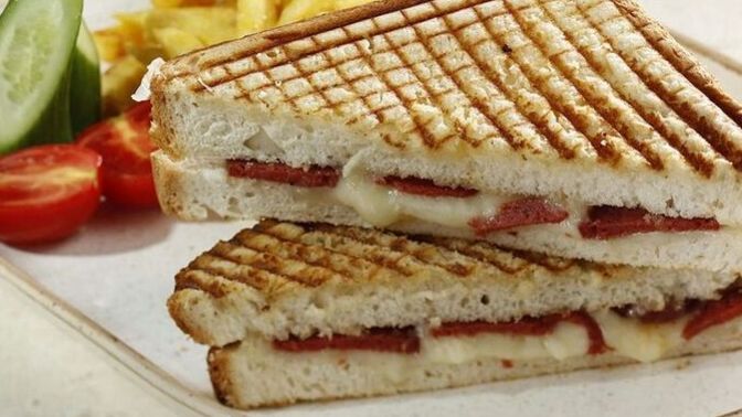 Tost kaşarlı mı, sucuklu mu olmalı?
