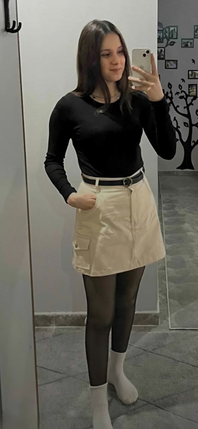Günaydın eteğin altına çorap komik mi durmuş, çorapsız mı olmali?