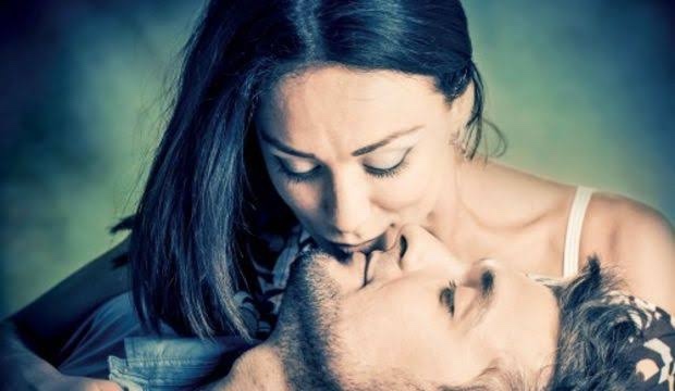 Sevdiğinin öperek uyandırması mı yoksa aynı anda uyanıp göz göze gelmek mi daha büyülü olurdu?