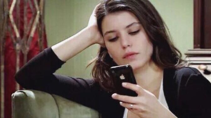 Sevgilinin telefonunu karıştırır mısın?