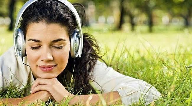 Kulağın müzik dinleme ihtiyacı hissettiği zaman ilk hangi şarkıyı açıp dinlersin?